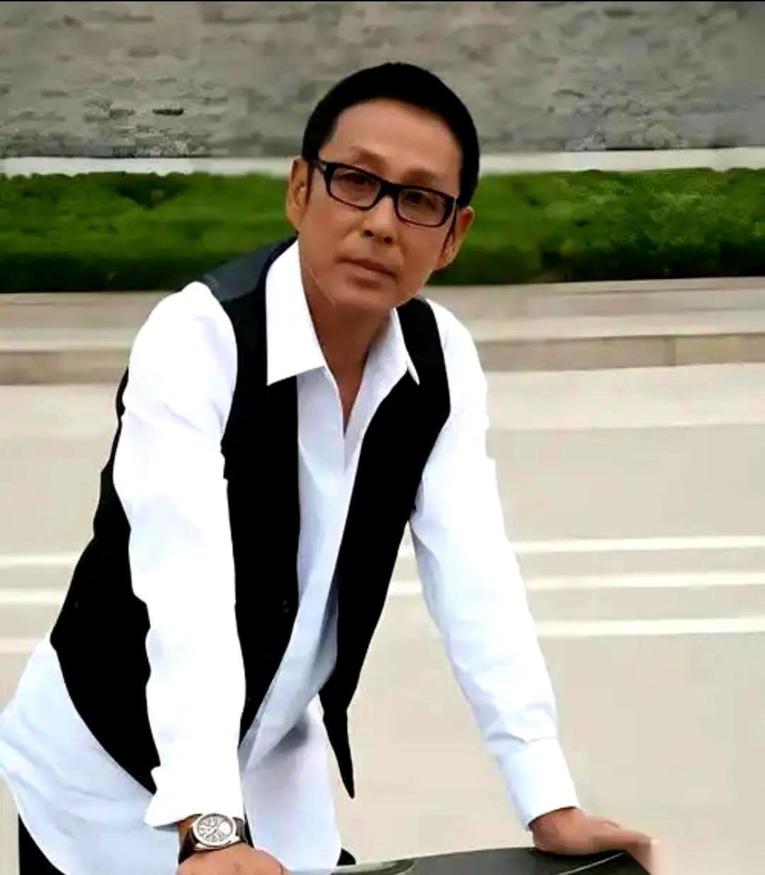 陈道明有句话，直接把家庭那点事儿给点透了。
他说，别总觉得都是女人的错。一个家里