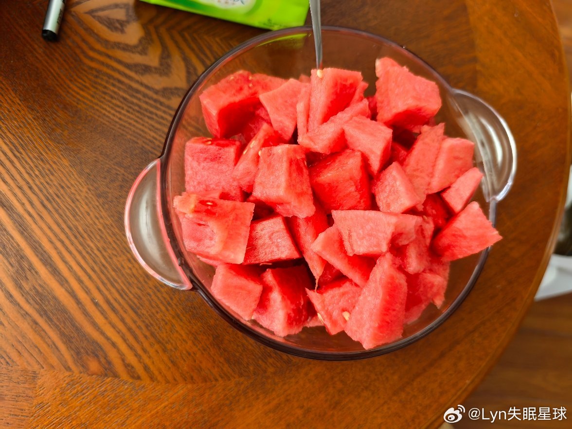 太馋西瓜🍉了于是盯着烈日炎炎似火烧，出门去买刚一下楼一个臭小子对着我说，“阿姨