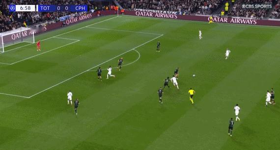 比赛开场9分钟，控制住大部分球权的热刺连续获得两次威胁对方球门的机会。西蒙斯的远