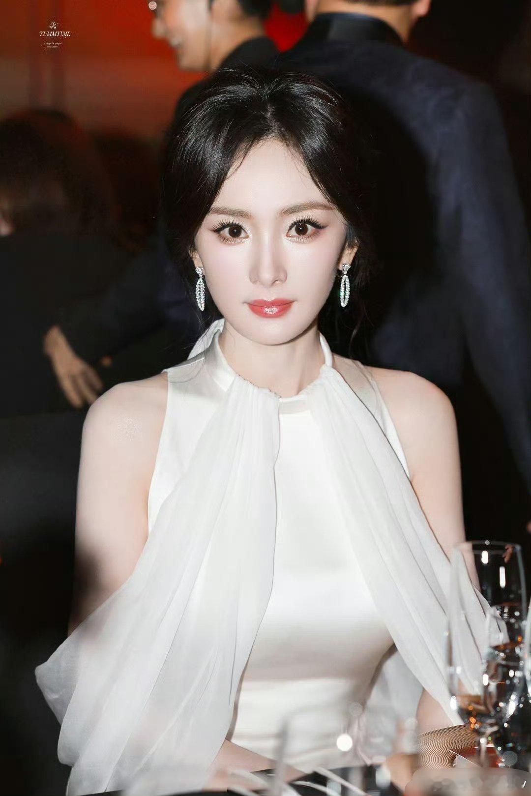 杨幂在人群中也太耀眼了 大幂的美貌毋庸置疑，无论是颜值骨相还是身高在85花里都是