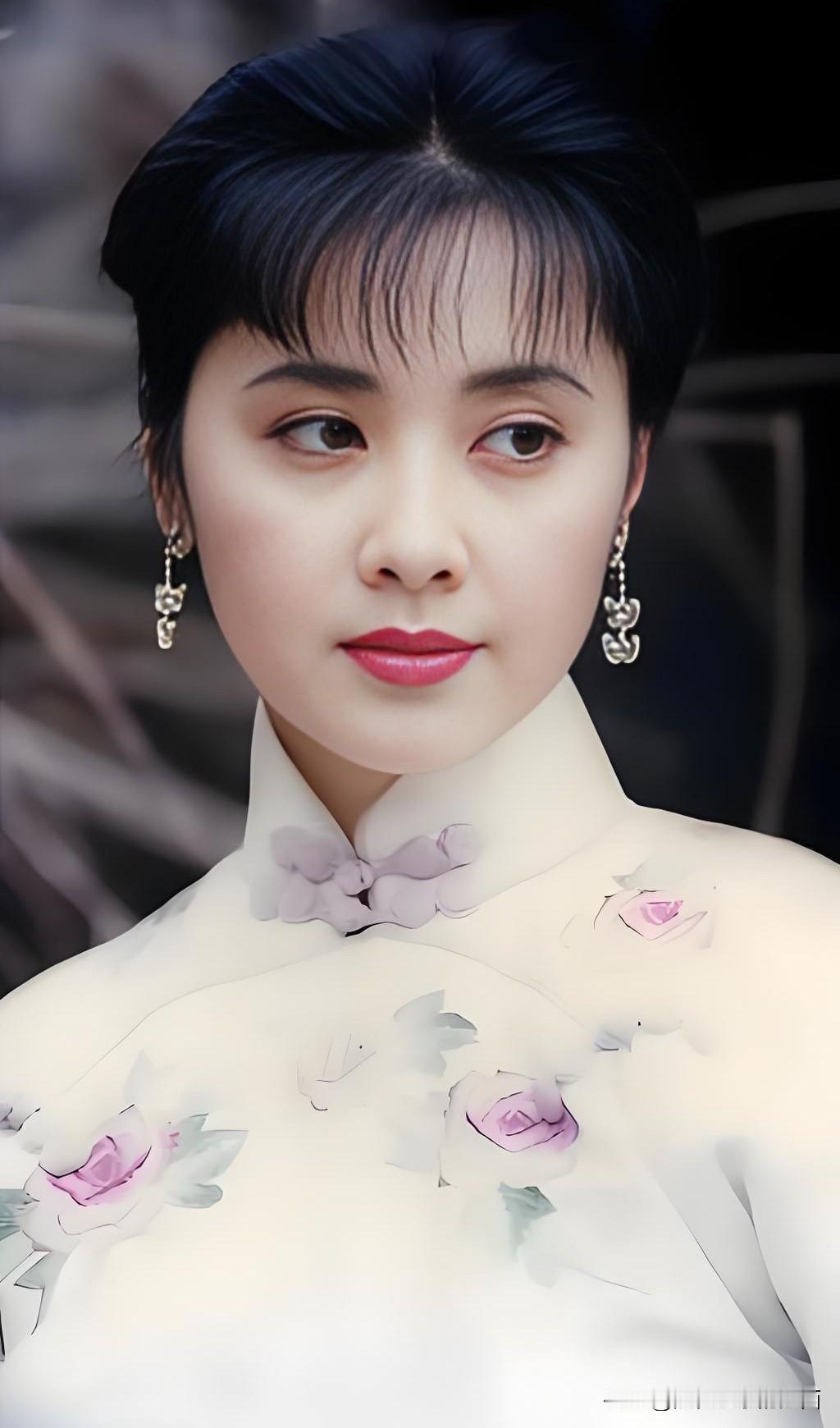 难怪她被称为娱乐圈的第一美女，气质比何晴更高级，颜值比刘亦菲好看，有一种古典的美
