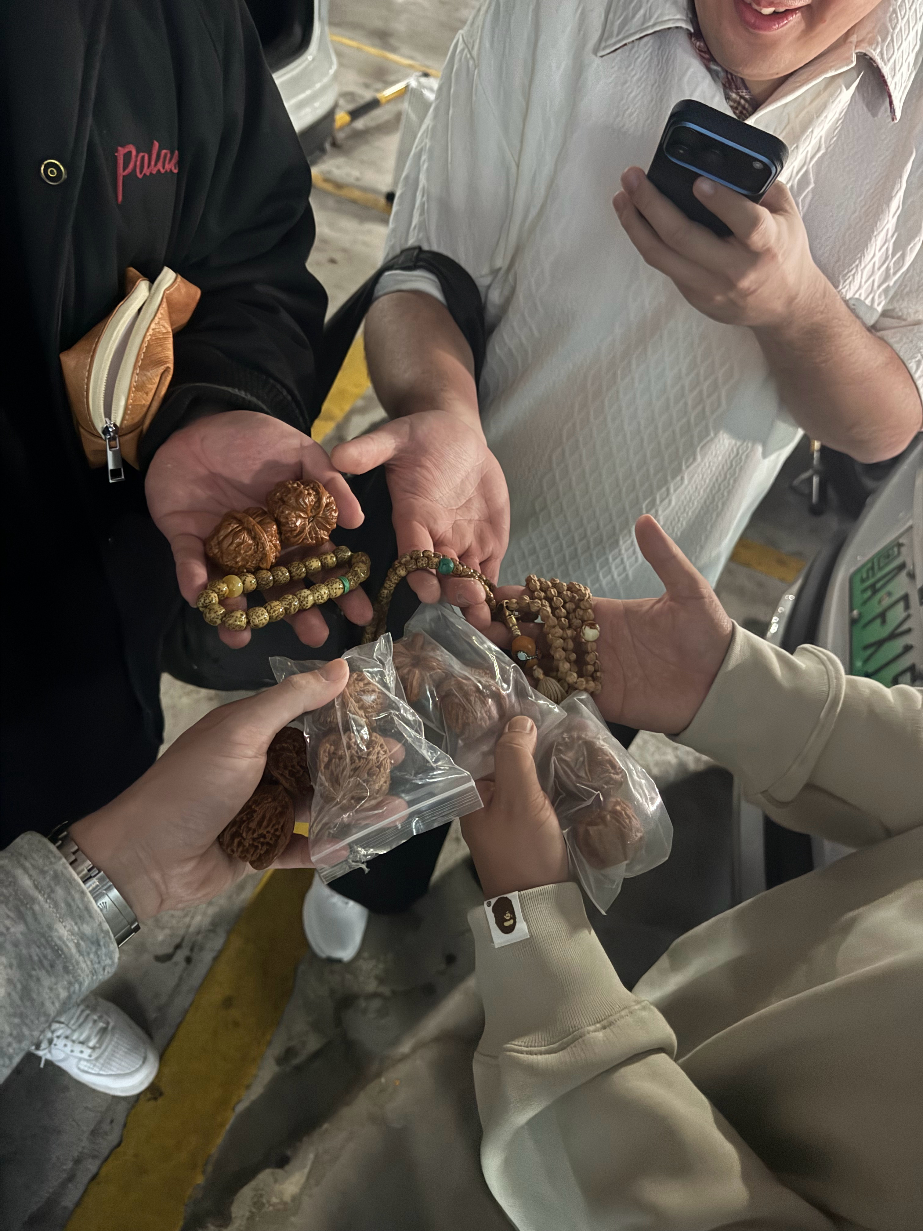 三位自称文玩大神，晚点要带我去买串，不知道要挨坑还是挨骗