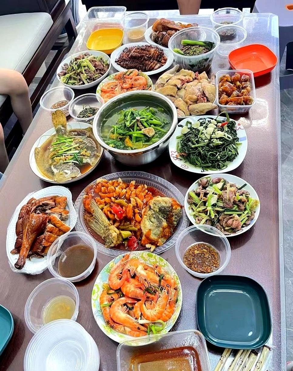 家里明明有一整套青花瓷碗，儿媳妇每次来吃饭，却偏偏拎着一次性碗筷进门，这事你说别