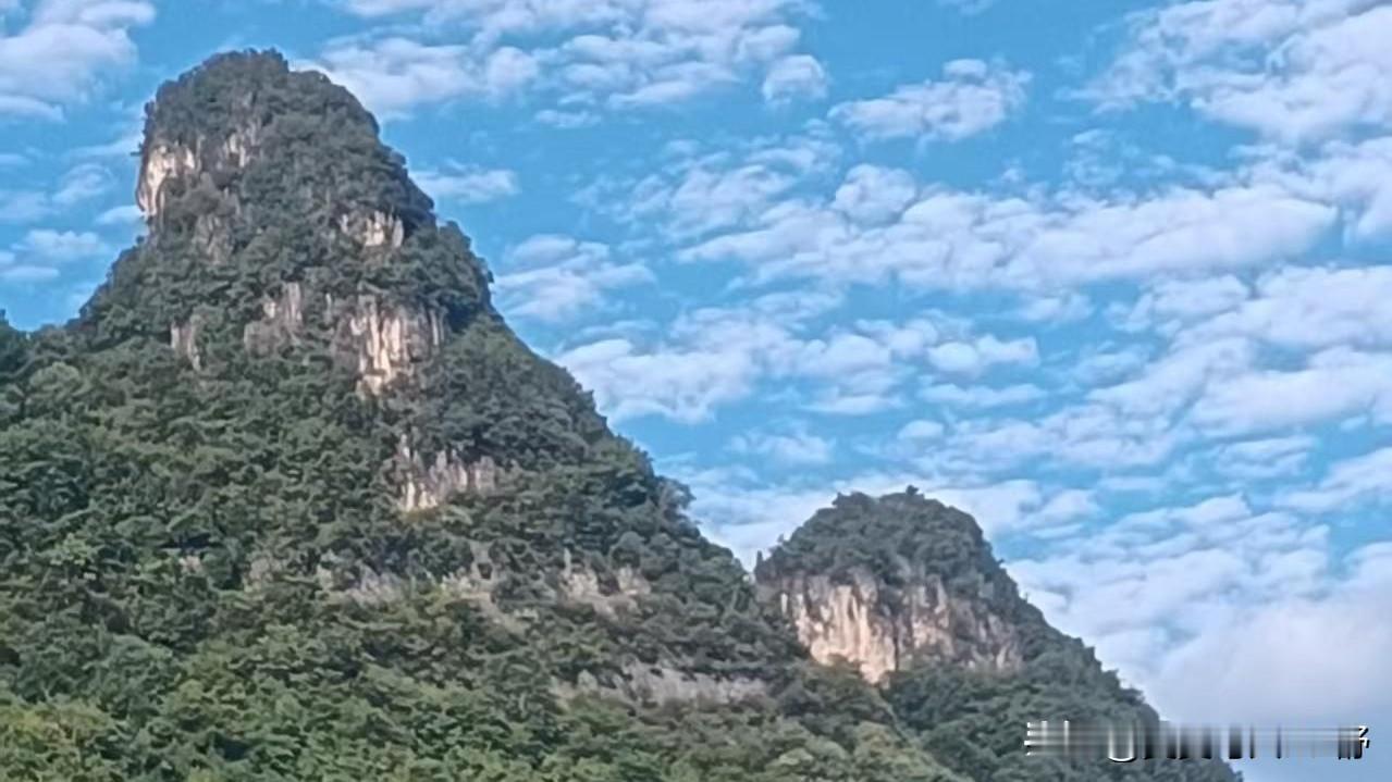 赞董建华先生

香江回归换新天，首任特首勇担肩。
一国两制躬身践，港人治港谱新篇