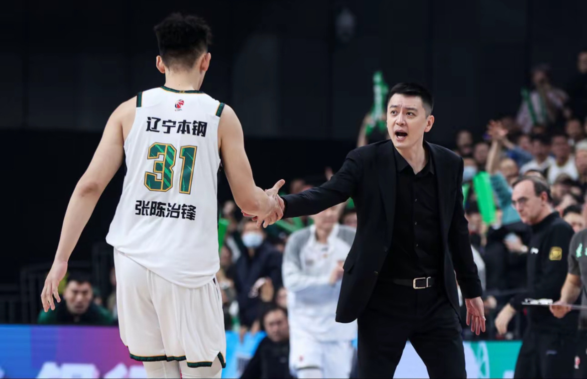 张陈更新自己和杨导击掌的照片写到：相信自己，做自己💪张陈加油辽宁男篮