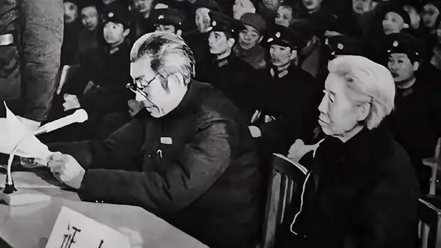 1984年，70岁女环卫工收到一笔30亿巨款，当得知是丈夫留下的后，她竟决定拿2