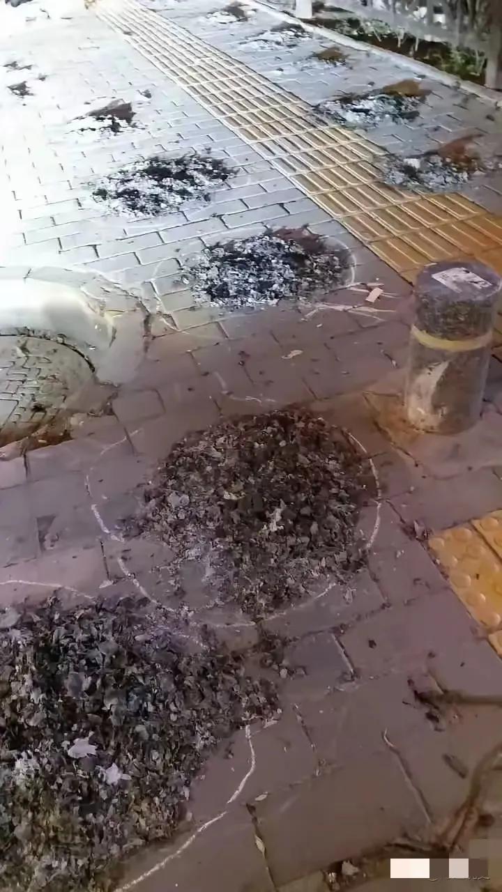 我们村西头有一个十字路口，每一年四个节日，清明节，七月十五，十月初一，头立春以前