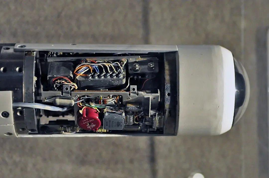 AIM-9“响尾蛇”空对空导弹导引头类型的科普内容，展示了这款红外制导导弹不同型