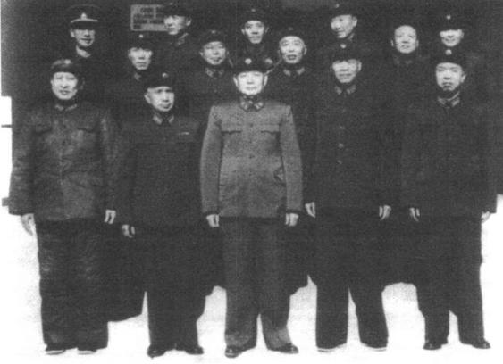 1963年，叶剑英视察高等军事学院留影。
前排左起:钟期光、粟裕、叶剑英、张宗逊