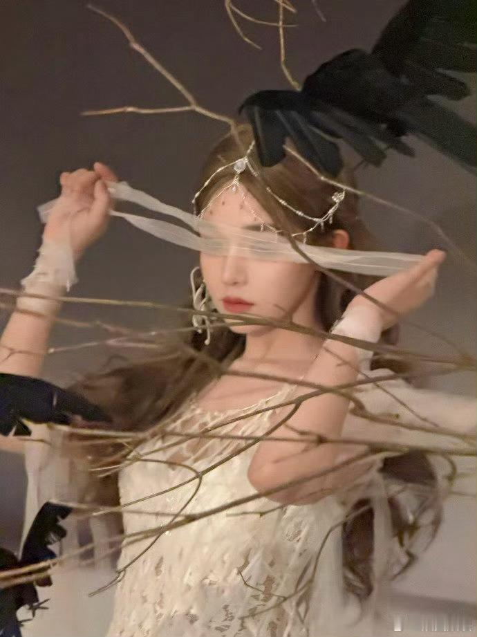 找到黄霄雲是天才的证据了演唱细腻入微，创作包揽词曲，她用音乐勾勒出情感困局的完整