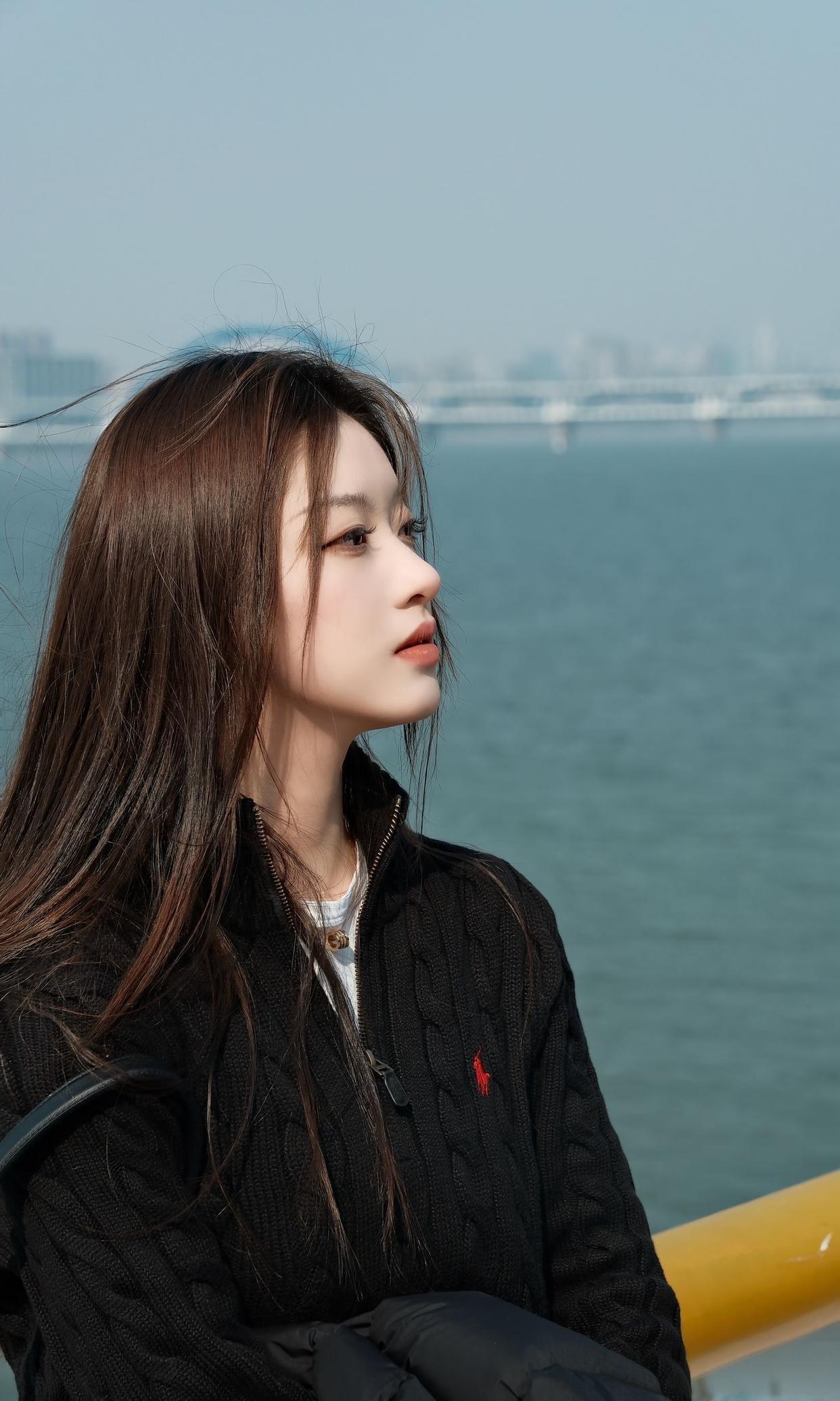 远处的桥，近处的涂鸦，
都不过是她身旁匆匆的过客，
唯有那不经意的回眸，
恰似一