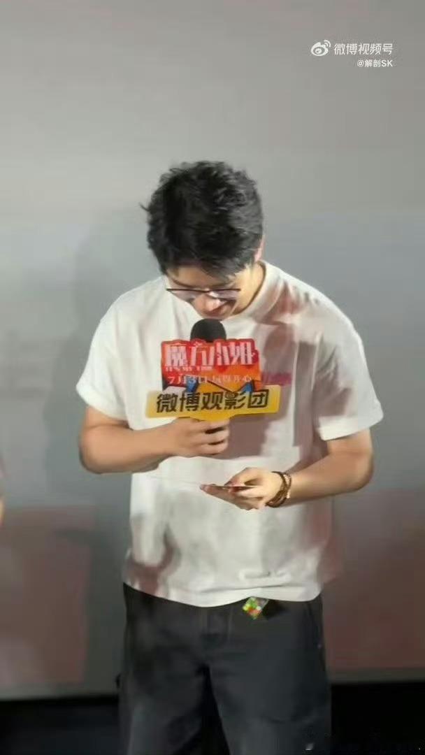刘昊然 喝完你享年19我享年28 戏里细腻演活落魄魔方手，戏外爆梗玩嗨全场，反差