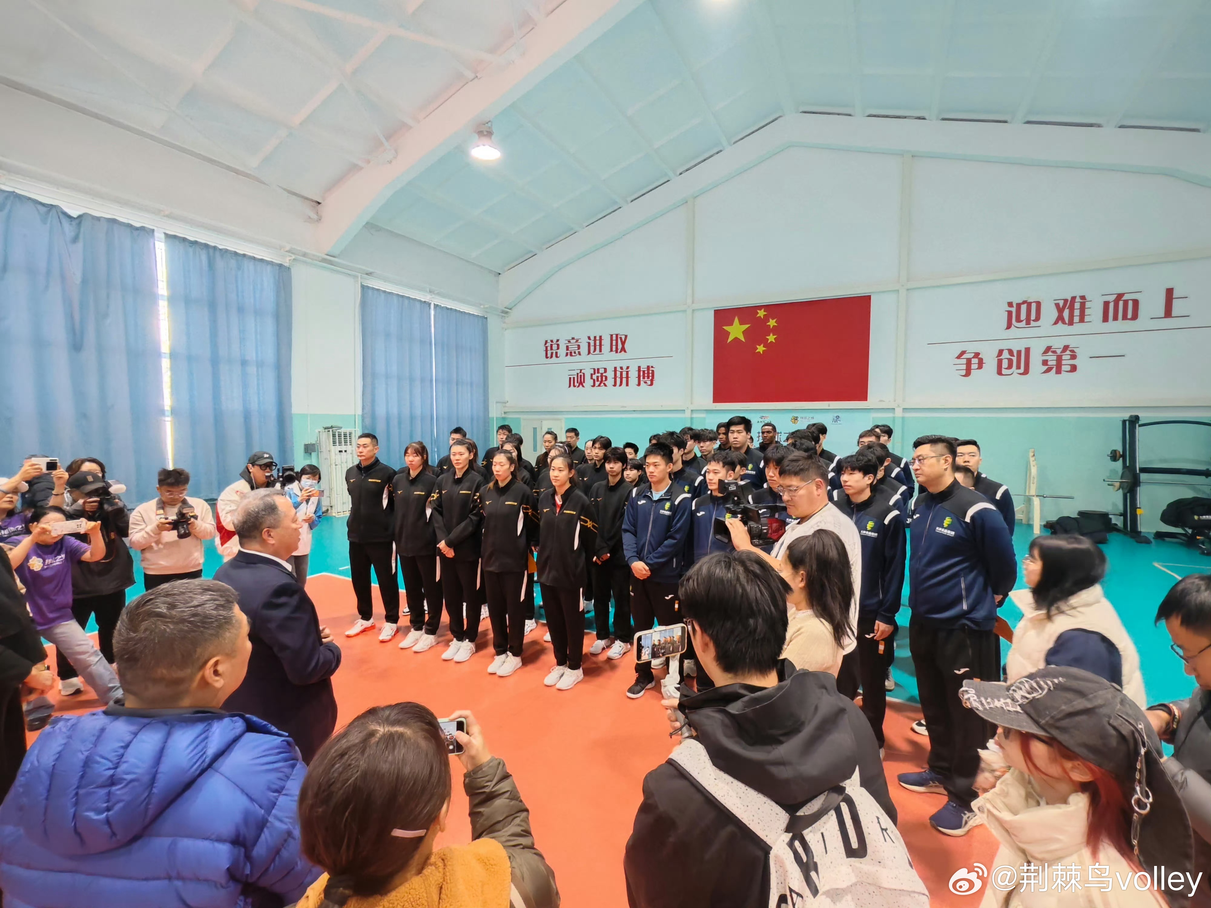 杨艺再次担任天津女排队长。你艺姐也是一位低调、务实、全面的好队员，哈哈哈，我记得