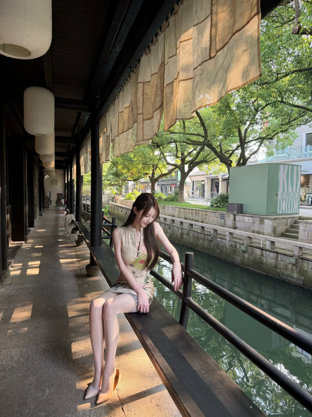 旧楹联红褪墨残谁来揭