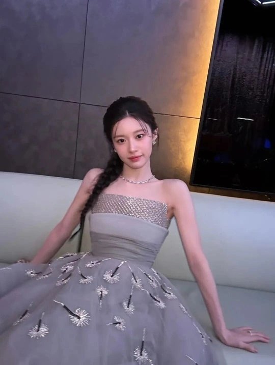 高允真紫裙很难形容高允真和这条紫裙有多适配，深邃静谧的紫，刚好衬出她身上独有的清