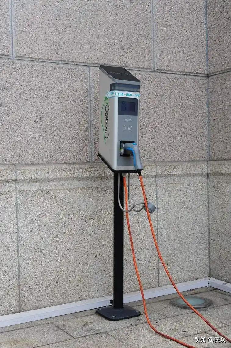 一份刚落地的通知，直接把燃油车主的体面扒了个干净。

4月1号起，机关大院、公立