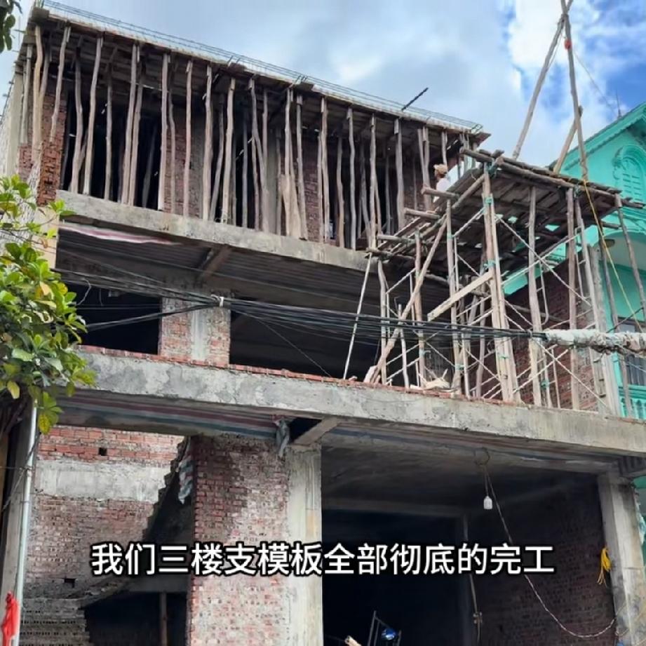 小松和秋秋在越南省城安沛建的民宿11号封顶，大家紧锣密鼓粉墙，小叔请了一天假。请