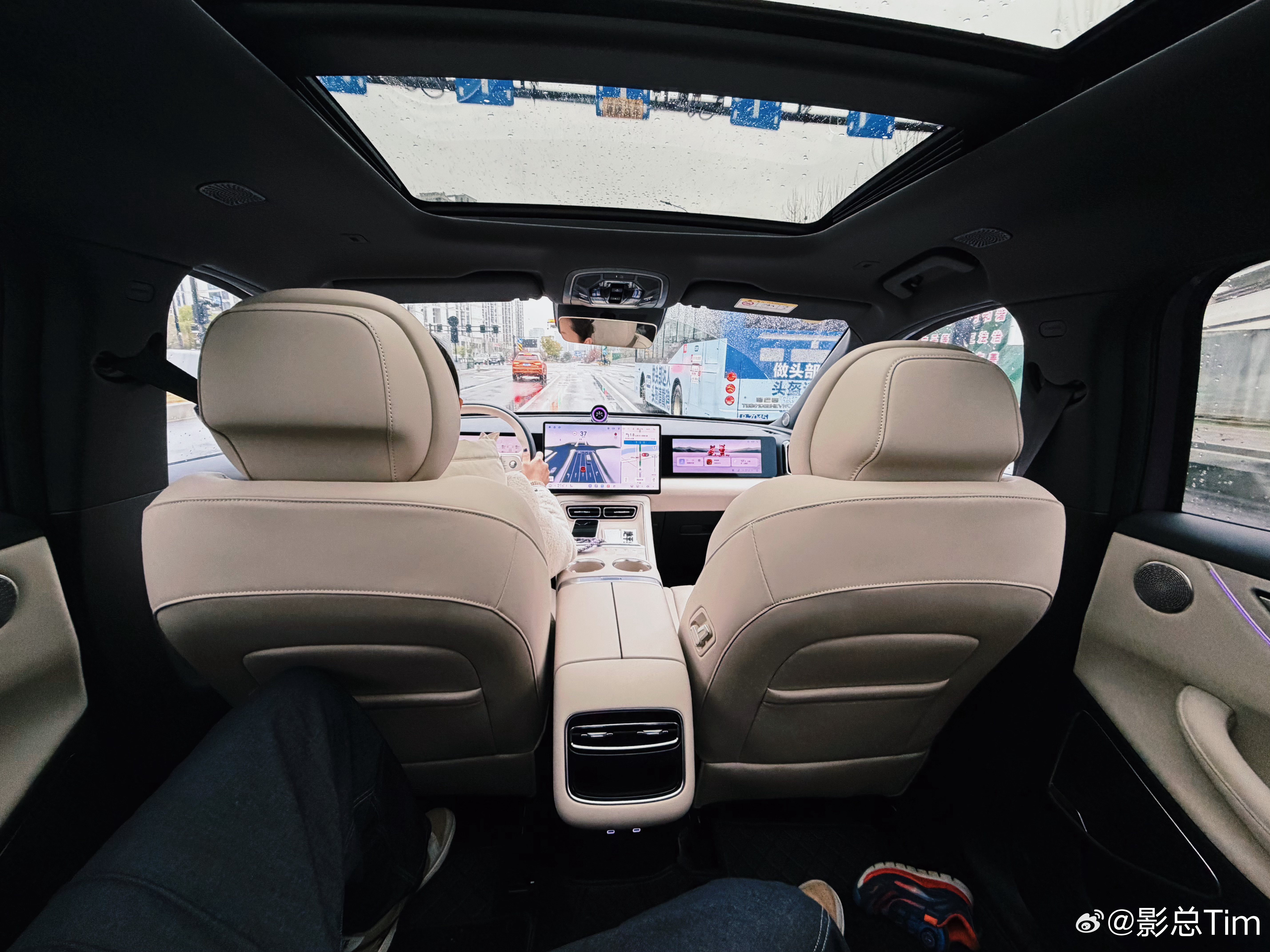 这是我第一次坐 ET5 的后排，比我预料的要宽敞很多啊 