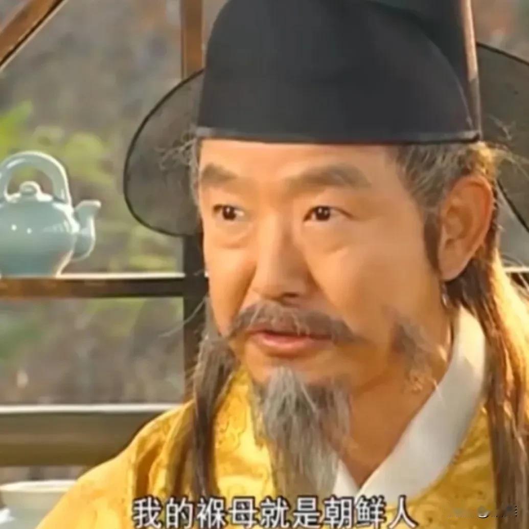 韩剧《大长今》里明朝使臣这段多离谱：
第一，大明使臣穿个明黄的衣服，而且还披头散