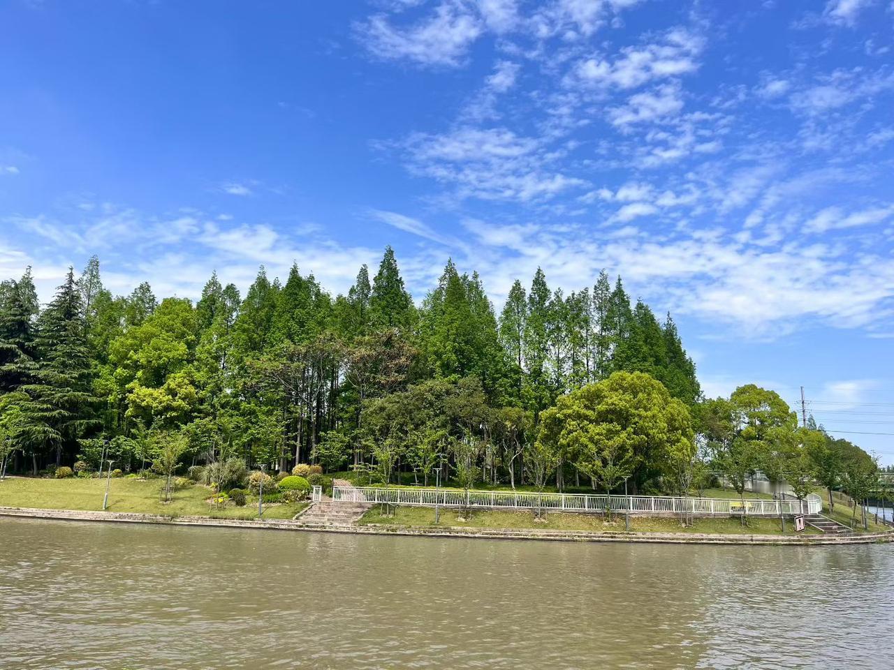 ☀️
美好的一天开始啦！

光不会主动洒向你，
但你可以成为自己的太阳，
热烈而