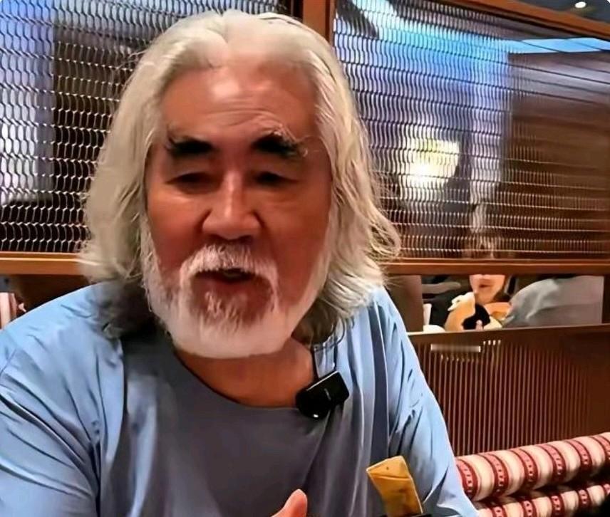 杜星霖一句“你这也太有老年味了，走路还慢”，张纪中听完没犹豫，直接把留了三十年的