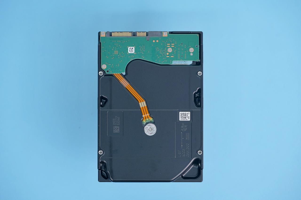 【东芝拒绝给保期内故障硬盘免费换新】近日，有网友在社交平台投诉，称其公司购买的一