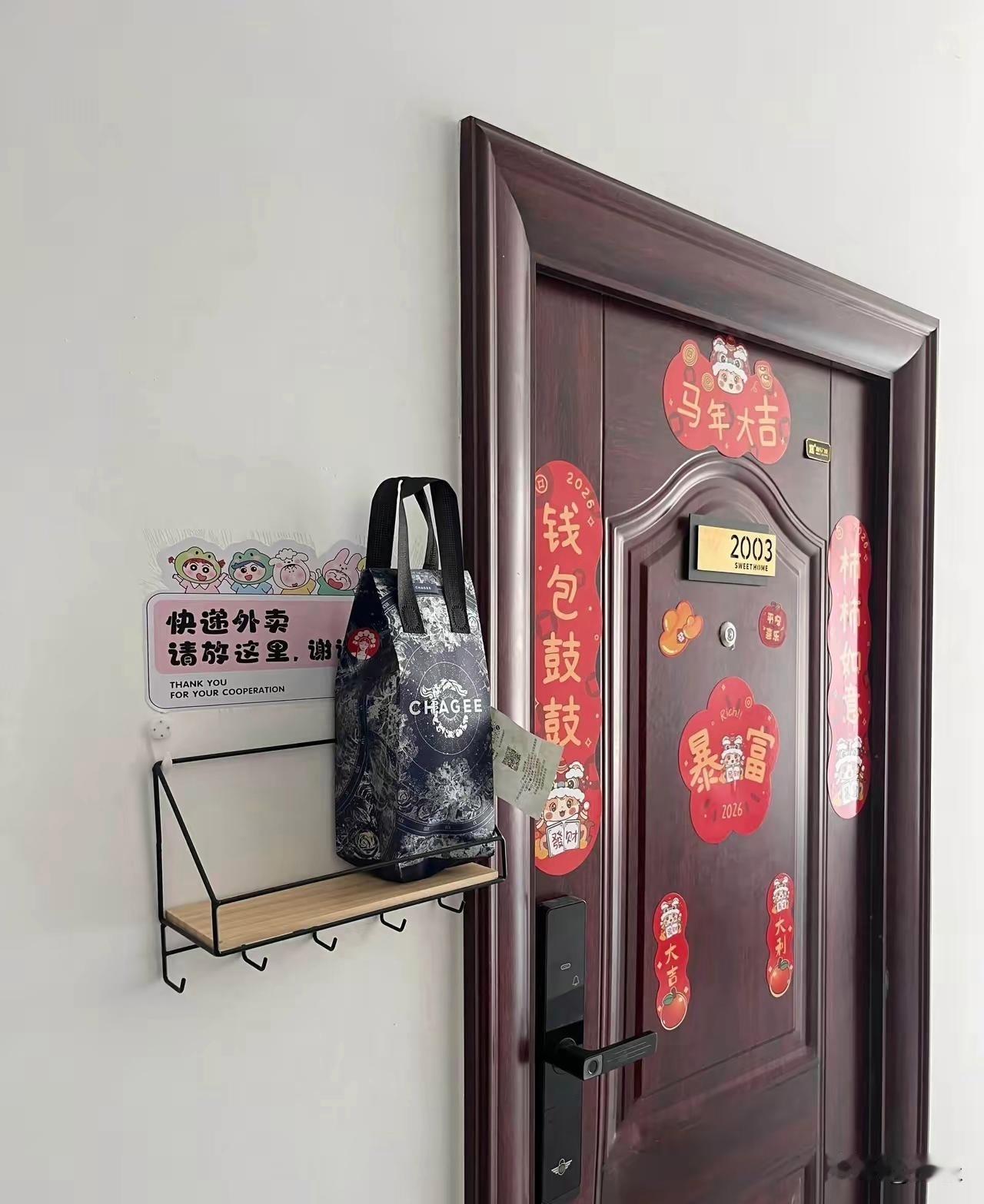这么明显的架子，每次外卖员还是看不到
已经备注了让放门口架子，或是桌子上，都这么