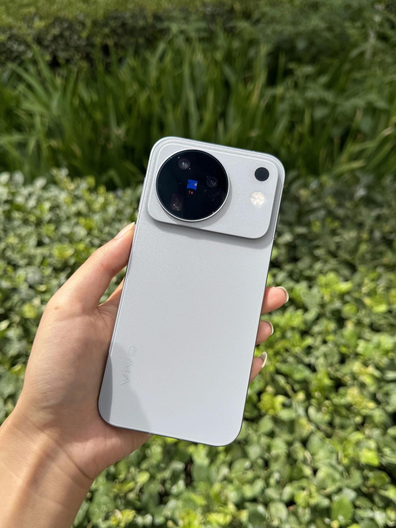 vivo X500虽然像iPhone但真的很好看
X500的镜头模组是横向的，上