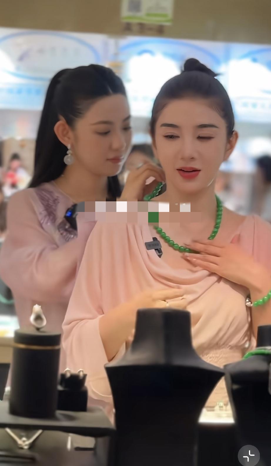5月28日，黄奕现身广西四会玉博城挑选翡翠，戴了翡翠项链和翡翠手镯以及耳环之后就