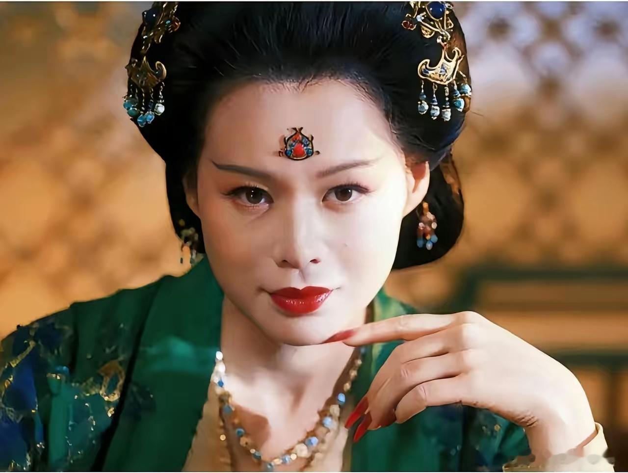 我发现《尚公主》有个奇怪规律。胡杏儿每换一种眼神，暮凝霜就自动多活出一个版本，而