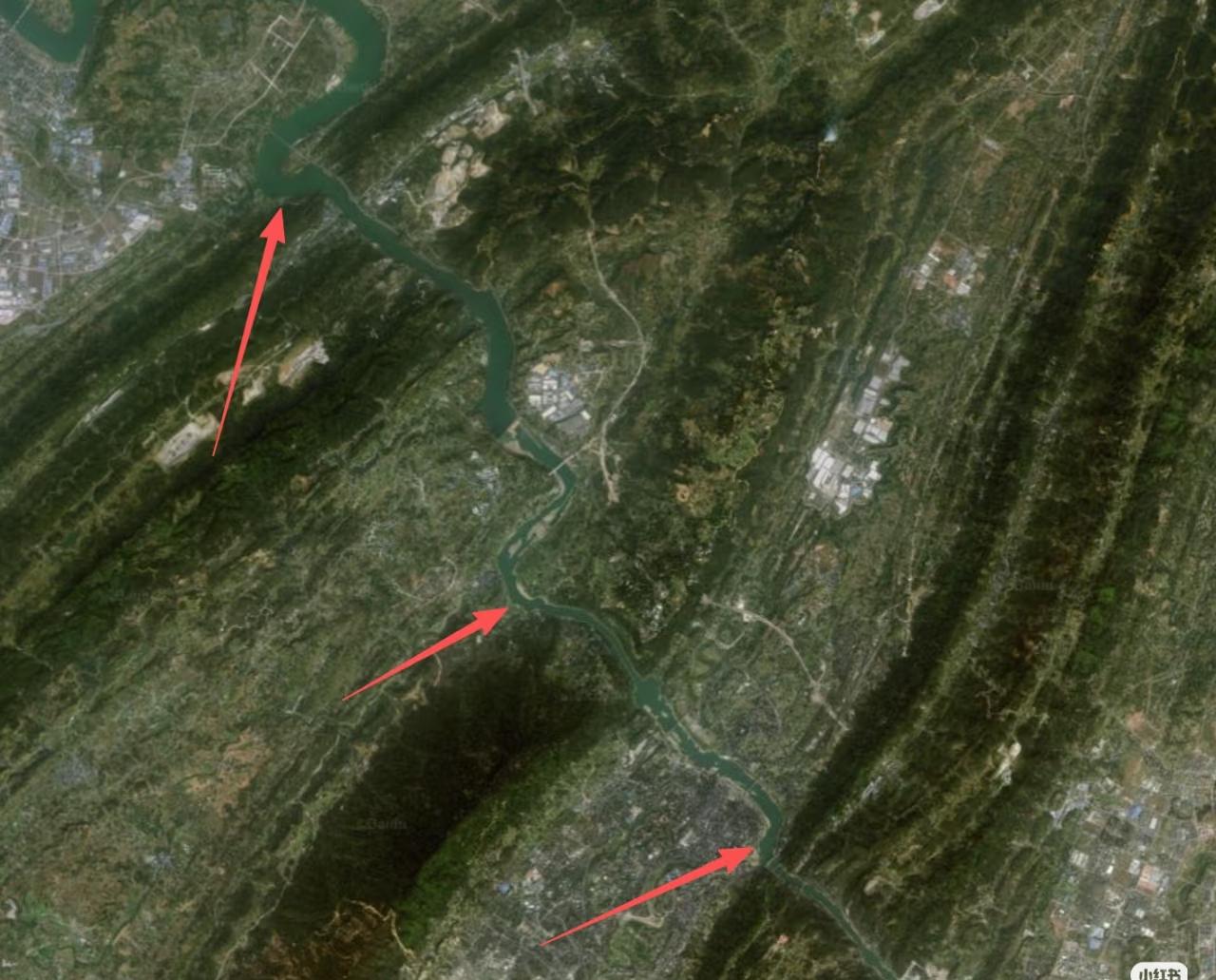 先形成的江后形成的山，嘉陵江河道成型的时候还没有这么高的山，后面山体抬升，已成型