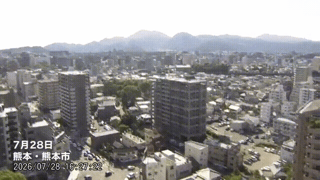 日本强震时天空出现巨型蘑菇云日本熊本地震时出现的蘑菇云与鸟群盘旋，易被解读为“地