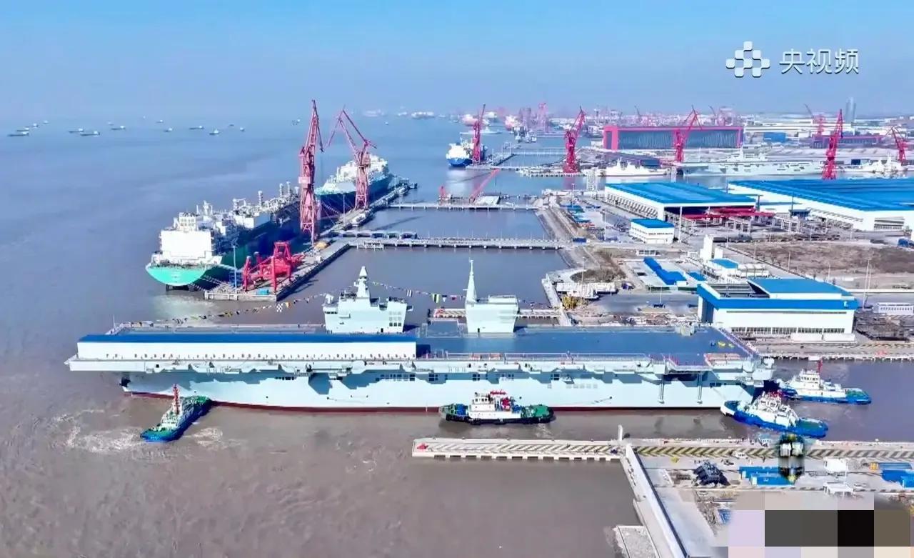 四川号为什么不是航母，因为航母有斜的，四川号必须用最直的。


于是最直的076