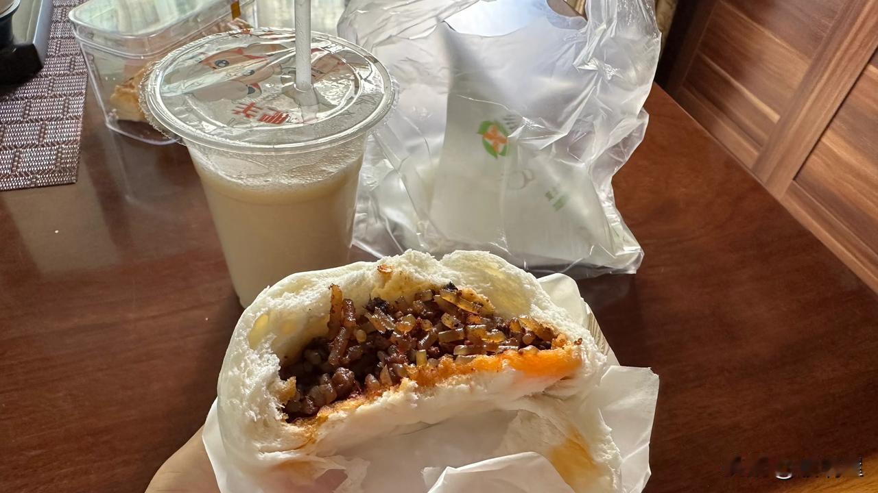 早上去买包子，本来是买一个粉丝包和香笋包，回到家吃的时候，发现咬开的包子是豆沙包