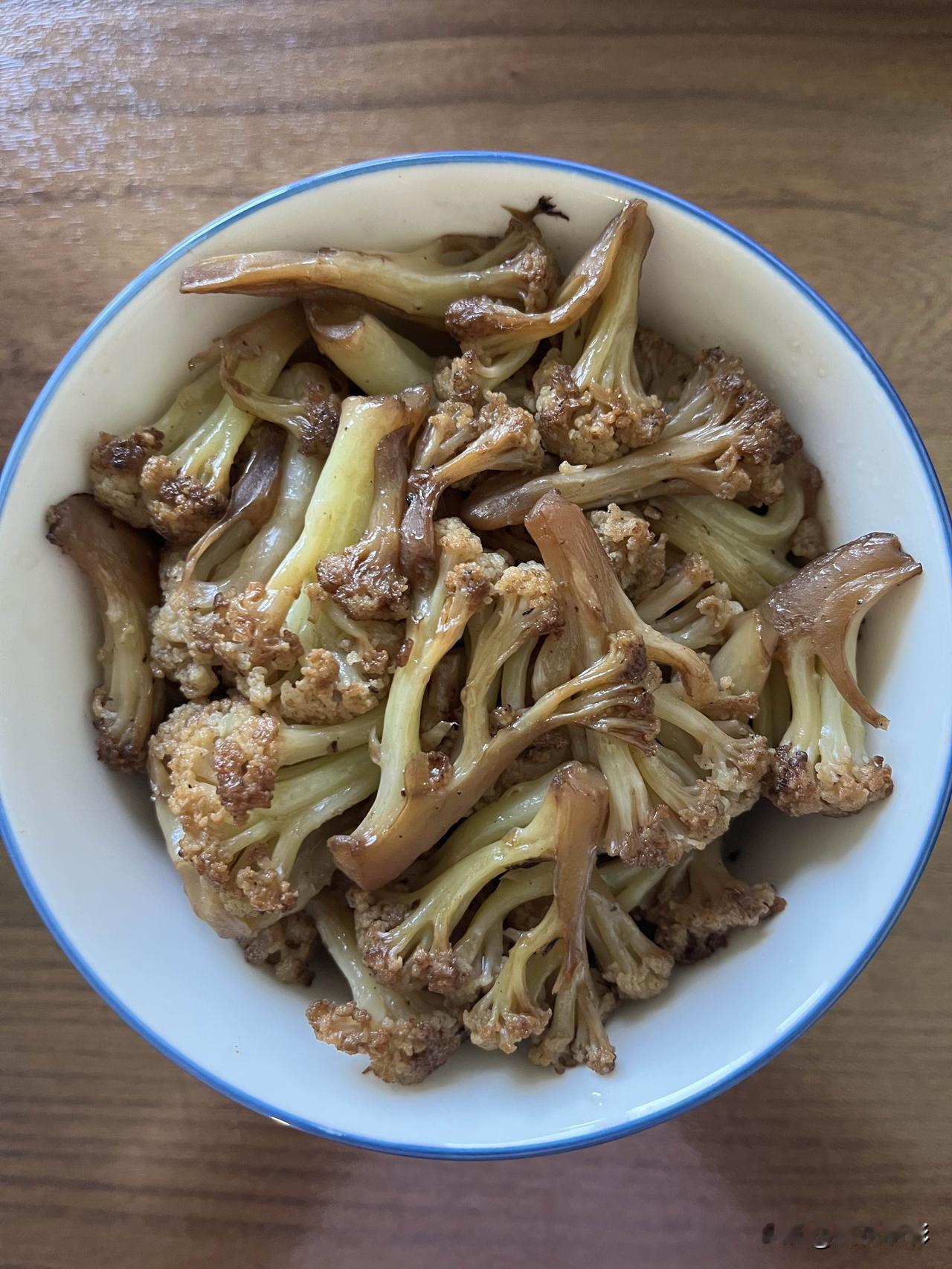 好友们晚上好！六一快乐，晚餐香香！今天的晚餐：
素炒菜花
排骨豆泡
窝头玉米
蒸
