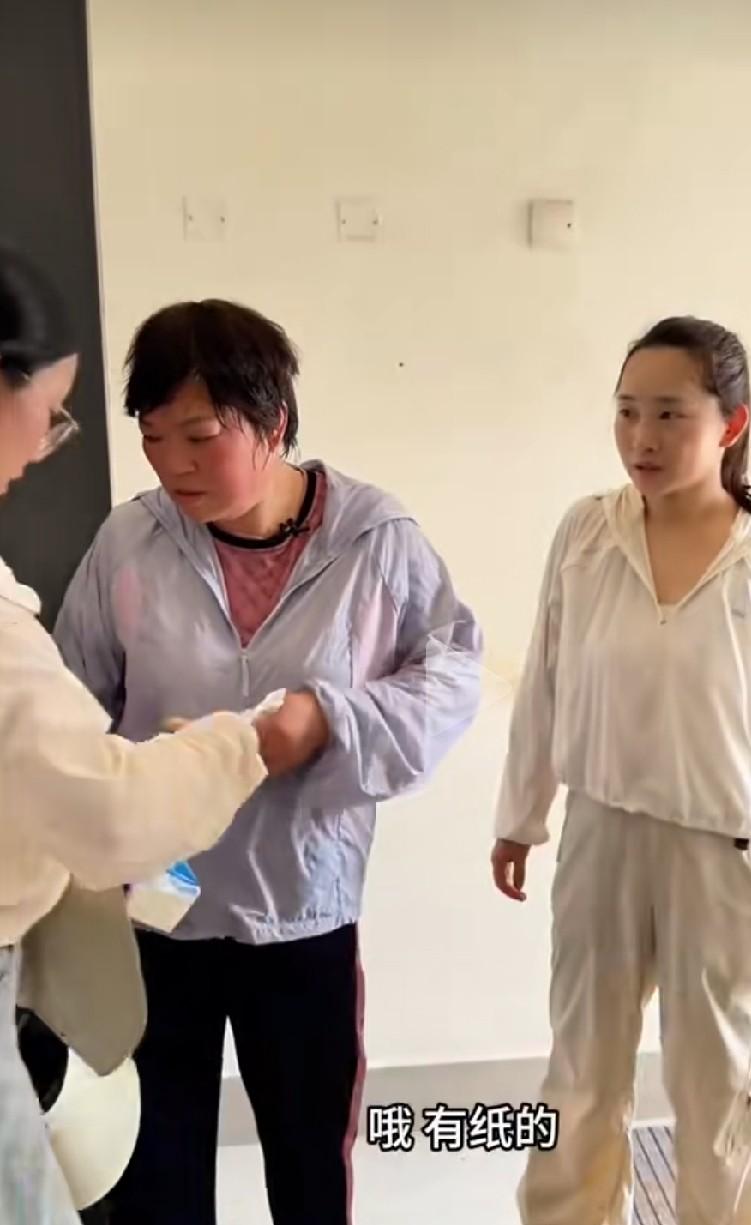 胖阿姨热得脸通红，衣服湿透贴在背上，背影都能看见汗渍。
这不叫热，这叫刚从水里捞