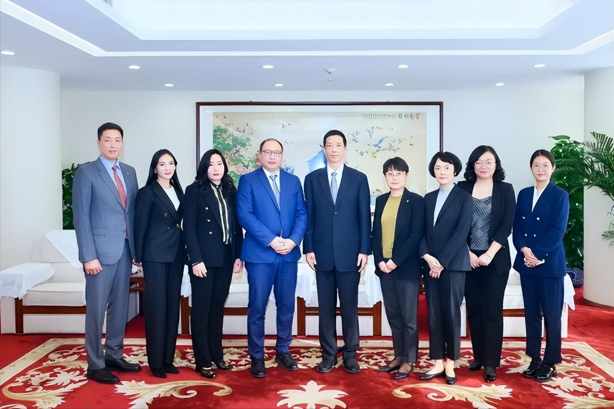 现场签约尘埃落定！蒙古送了一份大礼给中国，美国的外部阻拦计划终究还是落空了。
