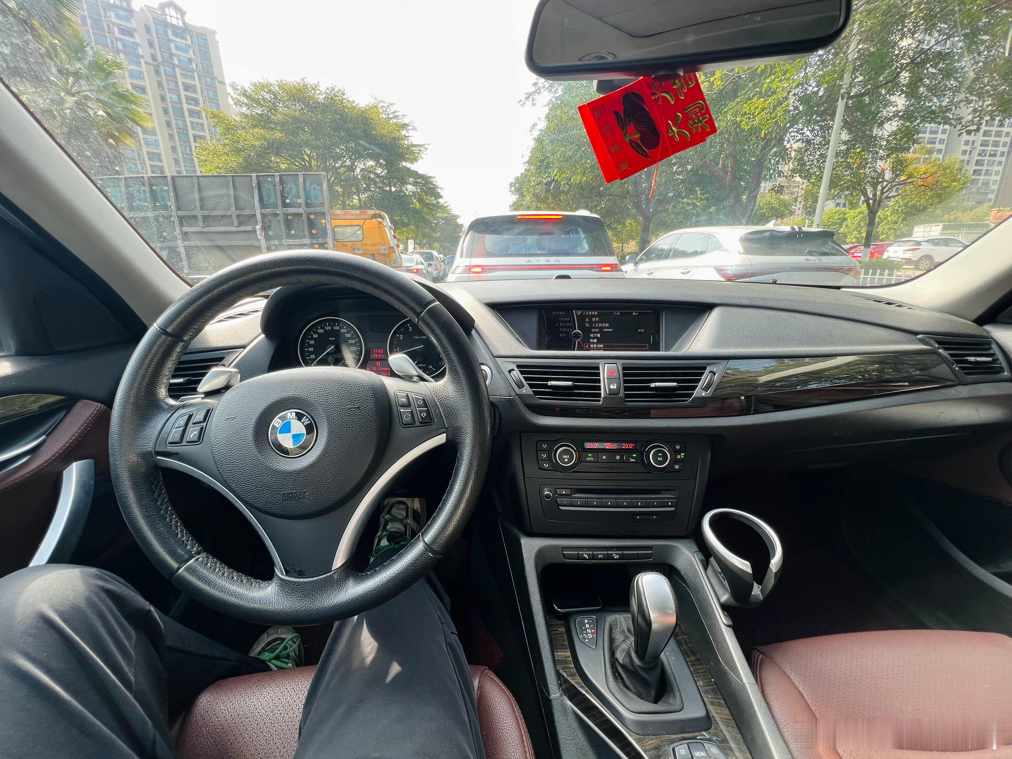 X1真好啊，3.0全时四驱，动力绵密充沛，底盘安全感十足，而且悬架表层过滤很舒服