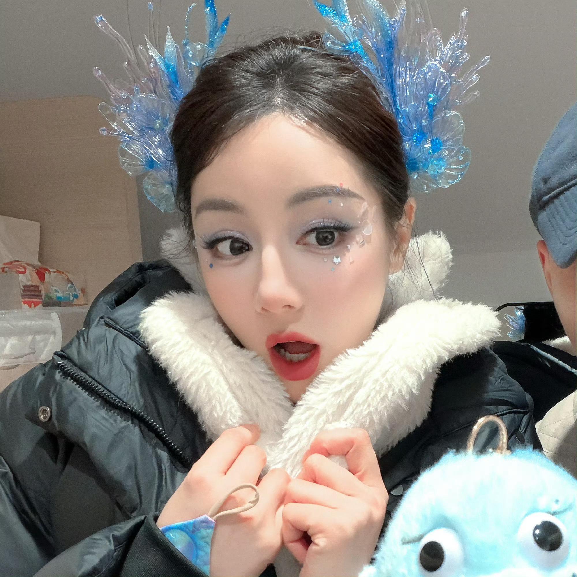 像是家长送娃上台表演候场时拍的照片迪丽热巴人鱼公主