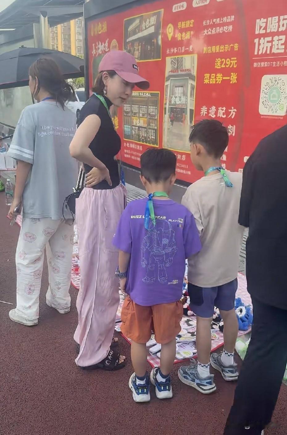 夏露今天又带着俩孩子来看比赛了。
周冠宏/于海洋这对小将打的确实不错，决胜局马龙