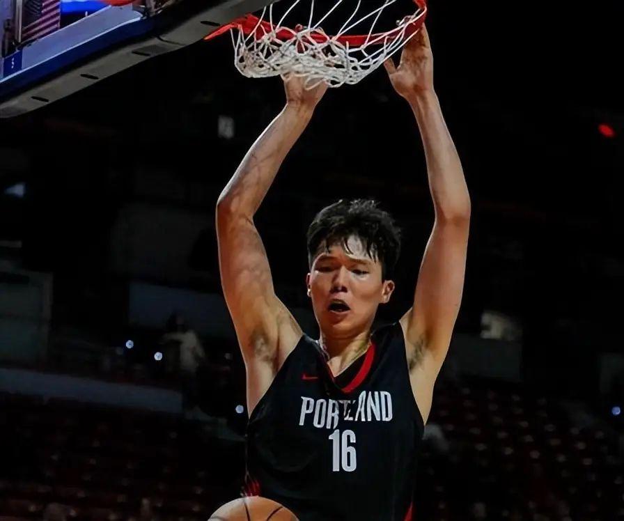 杨瀚森在国家队真正树立战术地位的标志性一战！
中国男篮在世预赛关键战中坐镇主场迎