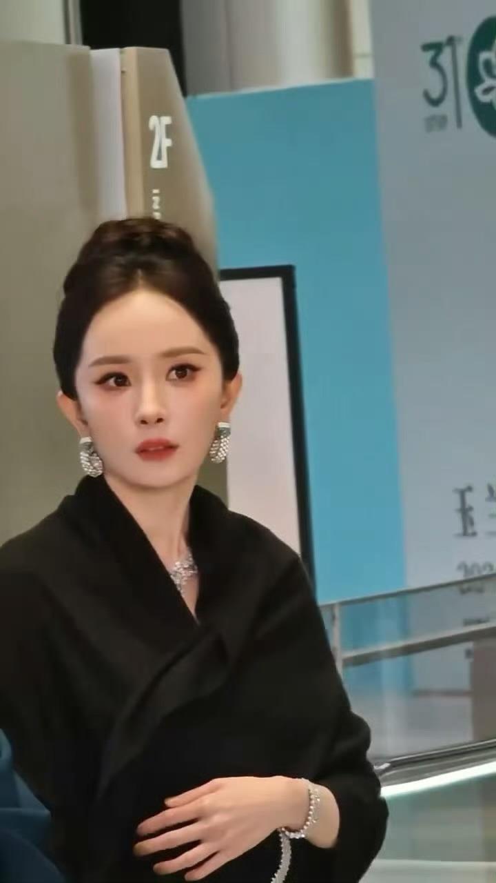 杨幂好闪好抓眼球的珠宝，太美啦。