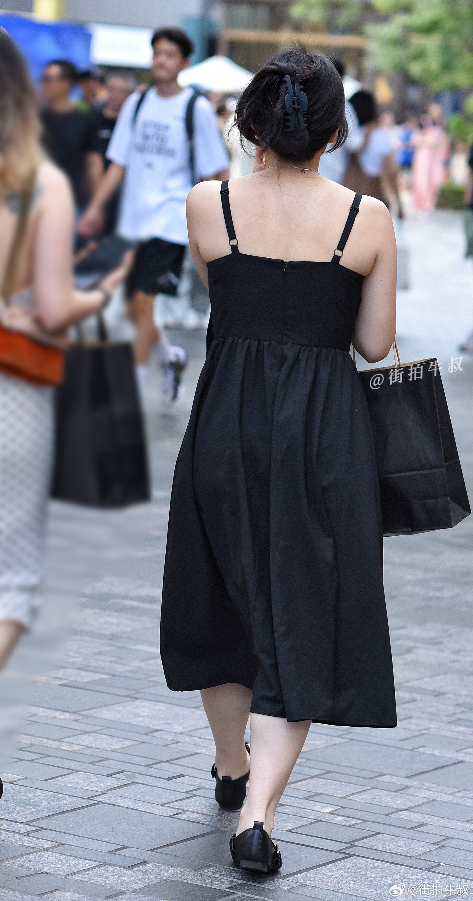 赫本风的黑色吊带连衣裙 