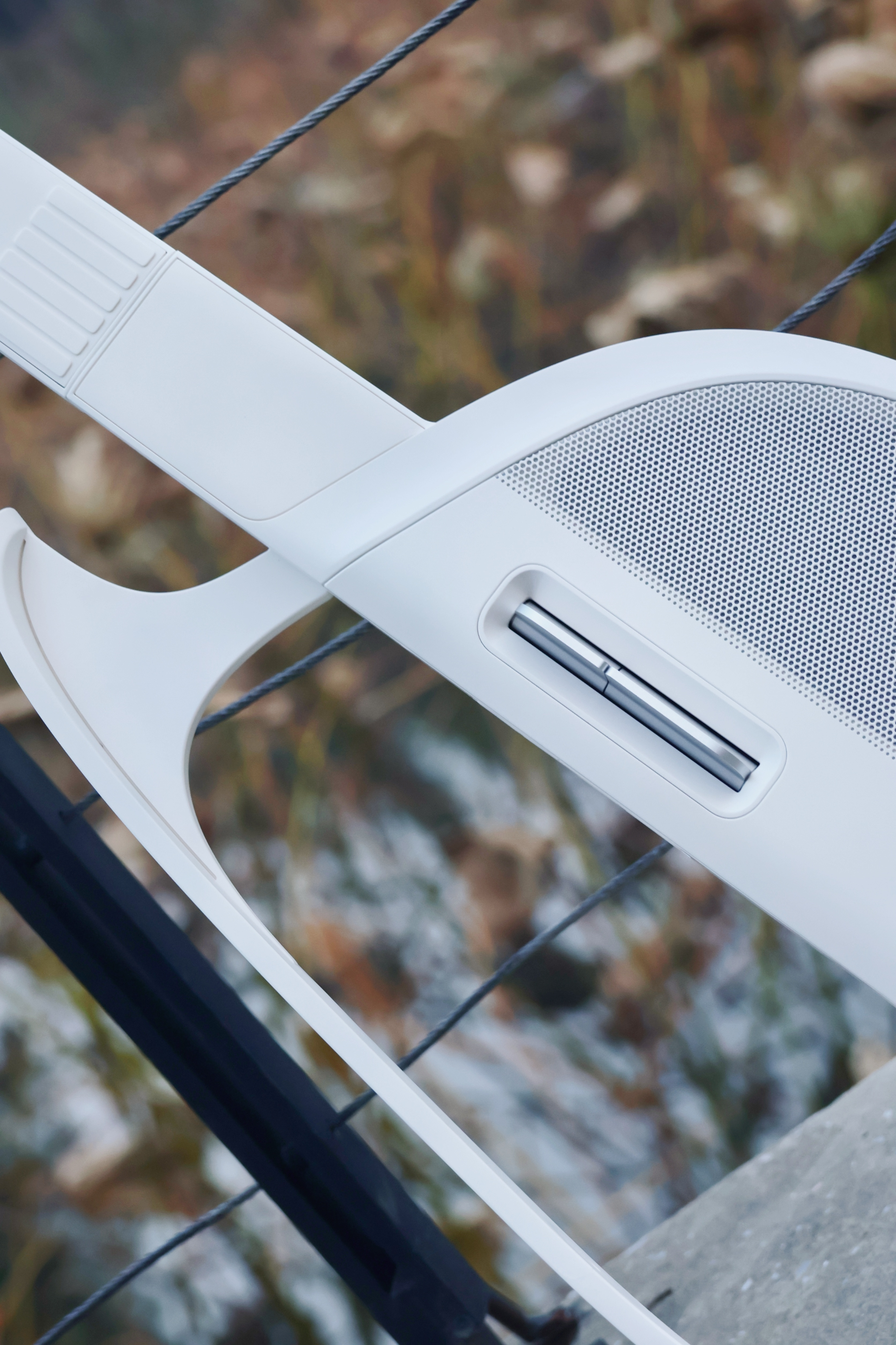 来组Liberlive C2的美照，高颜值的无弦吉他，确实看的赏心悦目呀[鼓掌]