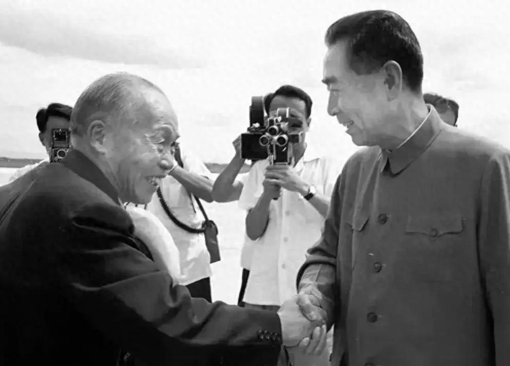 一九六五年李宗仁主动回到祖国，毛主席风趣说道：你这次回来可是自投罗网啊！
195