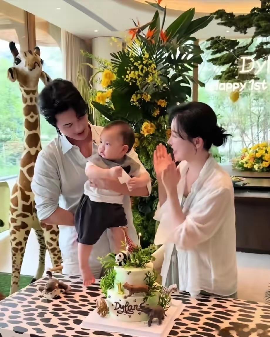 张檬夫妇为儿子办周岁宴啦！外公外婆送大金链小金锣，仪式感满满。 