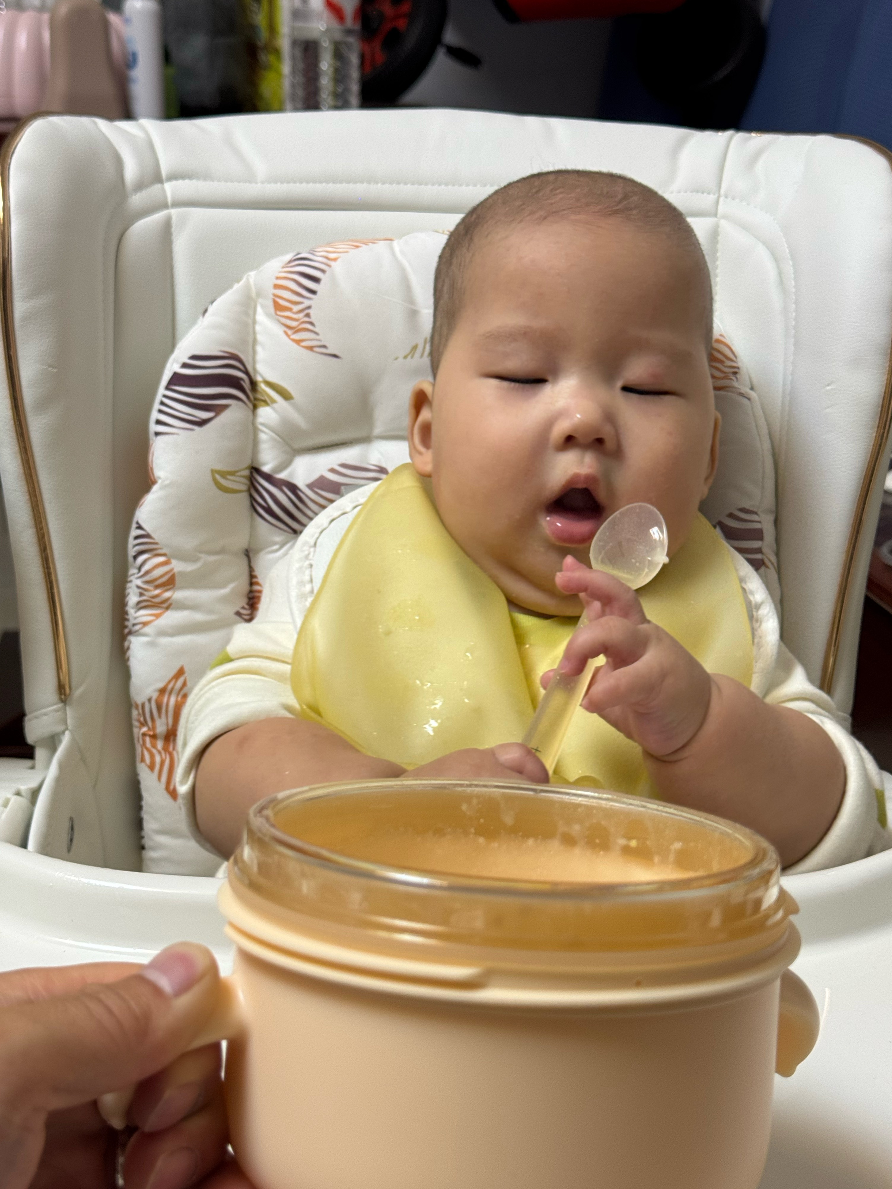 新一代干饭人上线 吃饭十五分钟 抢勺子磨牙占了10分钟[泪奔]  ​​​
