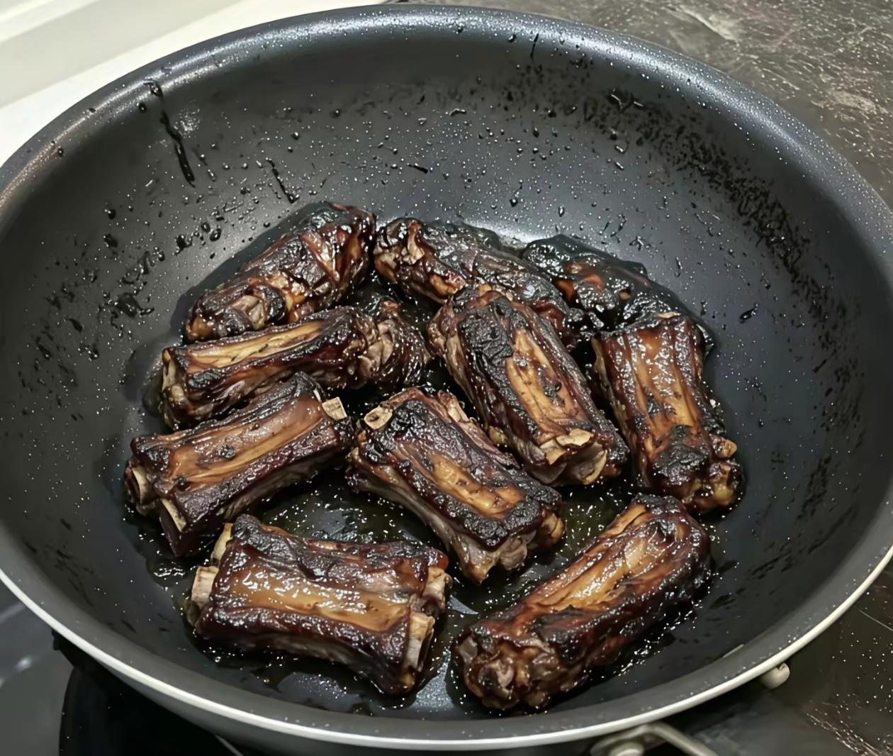 太丢人了，这还能吃吗？48块啊！但是好赖做熟了，请礼貌性的夸夸我炖的排骨，聪明又