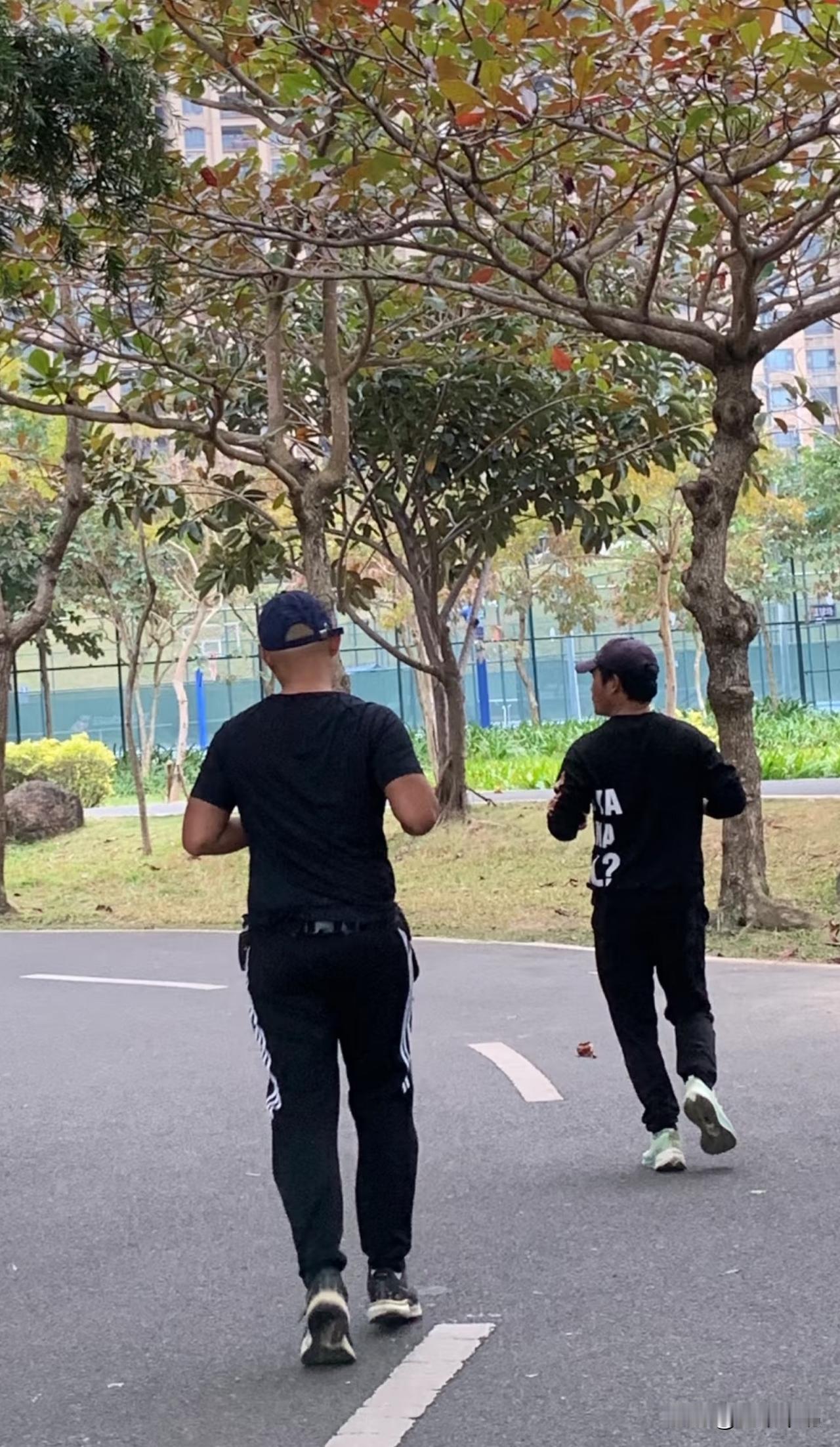 真的特别佩服我老公！
自从他单位体检出脂肪肝后，自律得我都快要不认识他了。曾经那