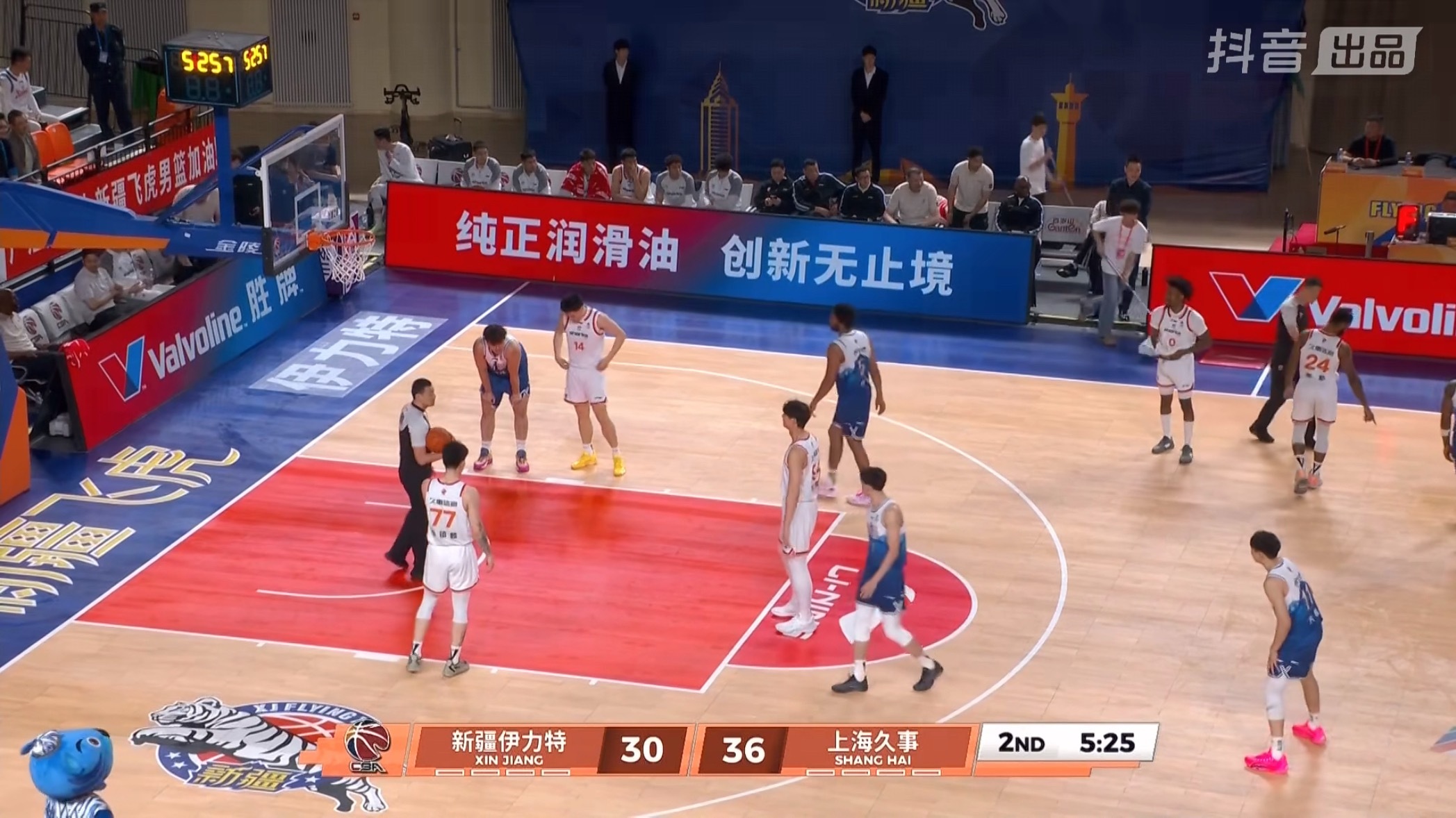 新疆主场对上海的比赛因场馆漏水而中断一个小时15分钟之后，终于再次开始了上海久事